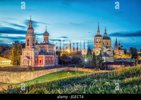 Églises dans le centre historique de Serpoukhov, au crépuscule, l'oblast de Moscou, Russie Banque D'Images