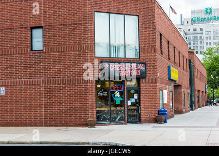 Wilkes-Barre, États-Unis - 24 mai 2017 : Cheesesteak factory restaurant sign et l'entrée extérieur de l'immeuble en Pennsylvanie Banque D'Images