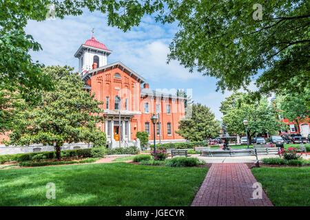 Frederick, États-Unis - 24 mai 2017 : Hôtel de ville au centre-ville de ville dans le Maryland avec l'extérieur du bâtiment en brique, sign Banque D'Images