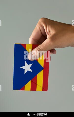 Libre d'un jeune homme avec une enveloppe à motifs de l'Estelada, le drapeau indépendantiste catalan, représentant le référendum sur l'indépendance catalane Banque D'Images