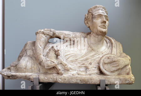 Un couvercle d'albâtre avec une urne cinéraire la figure d'un homme. 200-100 av. J.-C., les étrusques Volterra, Italie. British Museum. London, UK Banque D'Images