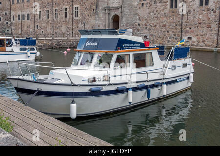 Vadstena (Suède) - 2 juillet 2017 : bateau dans les douves, un de Vadstena le plus vieilles villes Banque D'Images