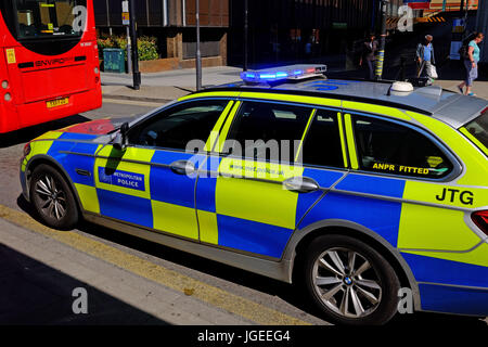 Metropolitan Police répondant à un vrai crime incident à Harrow Bus Station Banque D'Images