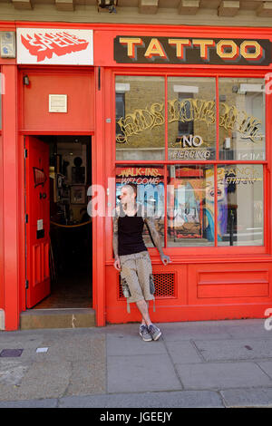 Tournez l'etrange salon de tatouage dans l'East End de Londres Banque D'Images