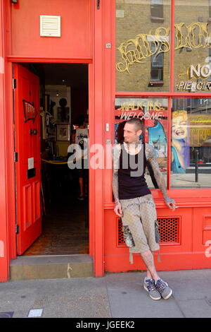 Tournez l'etrange salon de tatouage dans l'East End de Londres Banque D'Images