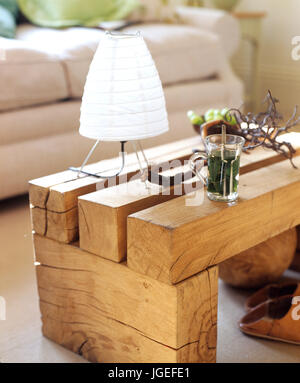 Close-up de table basse en bois brut de sciage Banque D'Images