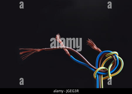 Composition abstraite avec fil de couleur noué sur fond sombre Banque D'Images