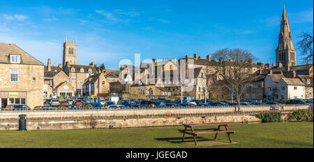 Vue pittoresque de la partie de la vieille ville de Stamford, contre un ciel bleu clair, emmené par la rivière Welland. Lincolnshire, Angleterre, Royaume-Uni. Banque D'Images