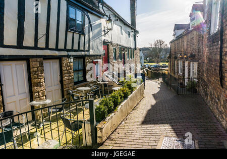 Un café dans un vieux bâtiment à colombages, sur un versant, dans le centre de Stamford, Lincolnshire, Angleterre, Royaume-Uni. Banque D'Images