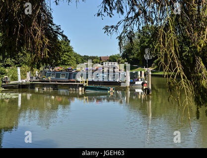 Amarré sur narrowboats Kennet and Avon Canal Banque D'Images