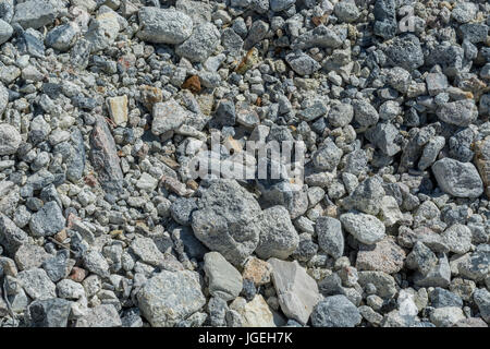 Pile de roches cassées de granit, petite pile de pierres. Pour la chute sur sol pierreux, avertissements ignorés etc, 'Journée internationale du Rocher', ne laissez pas de pierre non tournée. Banque D'Images