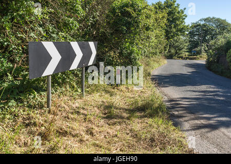 Signalisation routière rurale indiquant une déviation importante de la route devant vous (Royaume-Uni, Cornwall).Pour les routes nationales du Royaume-Uni, virage, signalisation routière dangereuse, routes dangereuses. Banque D'Images