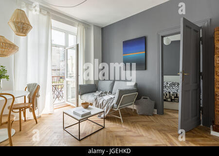 Scandi gris, style salon avec balcon porte Banque D'Images
