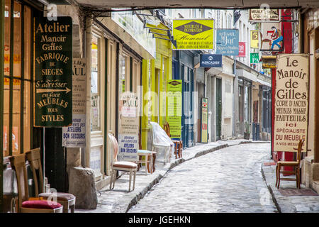 Vue vers le bas Passage du chantier - connue pour ses boutiques de meubles, près du Faubourg Saint Antoine, Paris, France Banque D'Images