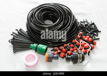 Un ensemble d'outils pour l'irrigation goutte-à-goutte de plantes et jardin : flexible, gicleurs, articulations, lances. Banque D'Images
