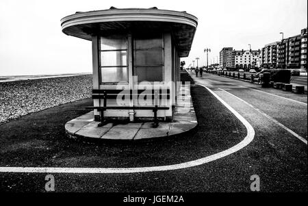 WORTHING WORTHING SEAFRONT - SUSSEX - WORTHING WORTHING-HIVER PROMENADE DU FRONT DE MER ET LES PIÉTONS MAISONS D'ARRÊT - ANGLETERRE © Frédéric Beaumont Banque D'Images