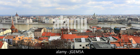 Vue panoramique de bâtiments sur le Danube, la ville de Budapest, Hongrie Banque D'Images