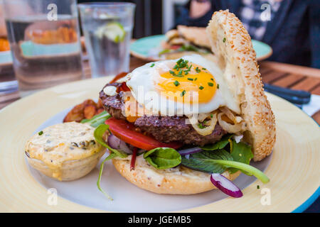 Beefburger avec oeuf, sur une plaque Banque D'Images