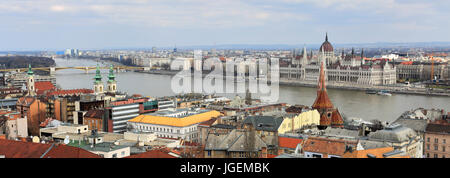 Vue panoramique de bâtiments sur le Danube, la ville de Budapest, Hongrie Banque D'Images