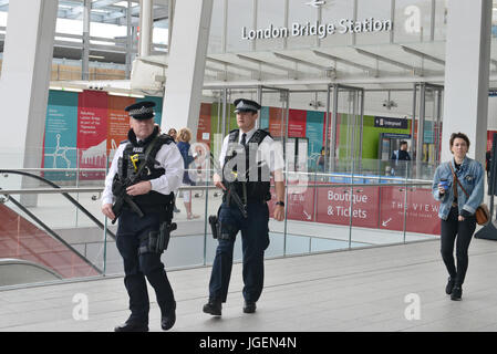 Comme les banlieusards font leur chemin au travail après les récentes attaques terroristes, des policiers armés patrouillent la Station London Bridge comprend : la police armée Où : London, Royaume-Uni Quand : 05 Juin 2017 Crédit : Howard Jones/WENN.com Banque D'Images