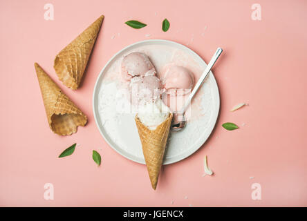 Flatlay de rose pastel et de noix de coco fraises boules de glace Banque D'Images