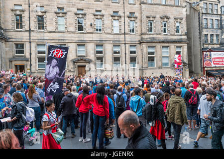 Edinburgh, Scotland, UK - 5 août 2016 : Les membres du public et les travailleurs sur le Royal Mile d'Édimbourg, en Écosse au cours de l'Edinburgh Fringe Banque D'Images