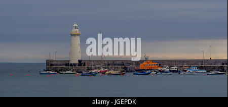 Donaghadee phare et le port. Banque D'Images