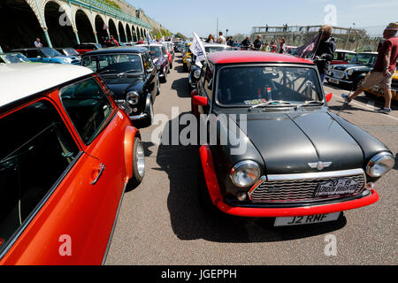 Brighton, UK - 17 mai 2015 : Londres à Brighton Mini Car s'exécuter. Cet événement annuel est organisé par la London et Surrey Mini Owners Club. Banque D'Images