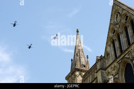 Trois hélicoptères Apache passé la cathédrale de Salisbury pour célébrer le 60e anniversaire de l'aviation de l'armée. Banque D'Images