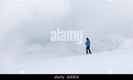 Les skieurs dans un brouillard épais sur la pente de ski dans la station de ski. Banque D'Images