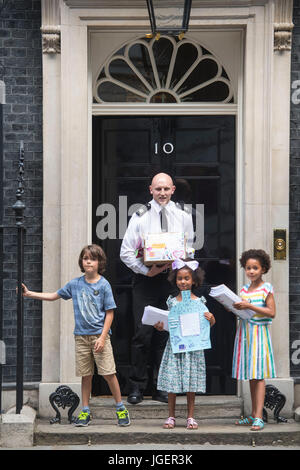 (Gauche-droite) Johnny Miller-Cole, Suzie et Leonie Ali Ali, livrer des dizaines de milliers de messages d'amour de plus de 60 écoles à travers Londres, Birmingham, Manchester, West Sussex et l'île de Wight au 10 Downing Street, Londres, dans le cadre de la campagne Save nos écoles. Banque D'Images