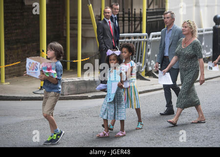 (Gauche-droite) Johnny Miller-Cole, Suzie Ali, Leonie Ali, Steve Coogan, et sauver nos écoles fondateur campagne Alison Ali livrer des dizaines de milliers de messages d'amour de plus de 60 écoles à travers Londres, Birmingham, Manchester, West Sussex et l'île de Wight au 10 Downing Street, Londres, dans le cadre de la campagne Save nos écoles. Banque D'Images