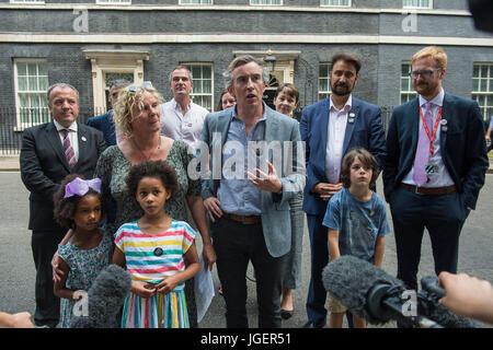 Steve Coogan (centre) s'entretient avec les médias comme avant (gauche-droite) Suzie Ali, Leonie Ali, sauver nos écoles co fondateur de campagne Alison Ali et Johnny Miller-Cole regarder après avoir livré des dizaines de milliers de messages d'amour de plus de 60 écoles à travers Londres, Birmingham, Manchester, West Sussex et l'île de Wight au 10 Downing Street, Londres, dans le cadre de la campagne Save nos écoles. Banque D'Images