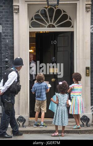 (Gauche-droite) Johnny Miller-Cole, Suzie et Leonie Ali Ali, livrer des dizaines de milliers de messages d'amour de plus de 60 écoles à travers Londres, Birmingham, Manchester, West Sussex et l'île de Wight au 10 Downing Street, Londres, dans le cadre de la campagne Save nos écoles. Banque D'Images