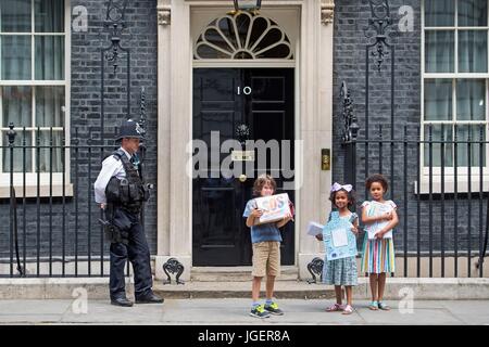 (Gauche-droite) Johnny Miller-Cole, Suzie et Leonie Ali Ali, livrer des dizaines de milliers de messages d'amour de plus de 60 écoles à travers Londres, Birmingham, Manchester, West Sussex et l'île de Wight au 10 Downing Street, Londres, dans le cadre de la campagne Save nos écoles. Banque D'Images