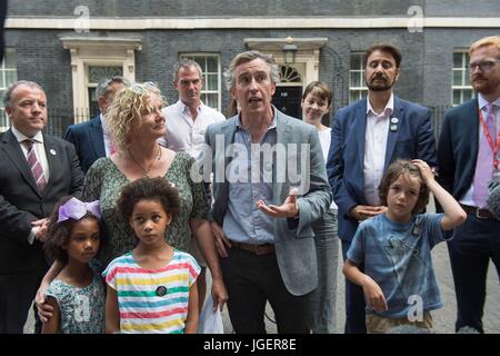 Steve Coogan (centre) s'entretient avec les médias comme avant (gauche-droite) Suzie Ali, Leonie Ali, sauver nos écoles co fondateur de campagne Alison Ali et Johnny Miller-Cole regarder après avoir livré des dizaines de milliers de messages d'amour de plus de 60 écoles à travers Londres, Birmingham, Manchester, West Sussex et l'île de Wight au 10 Downing Street, Londres, dans le cadre de la campagne Save nos écoles. Banque D'Images