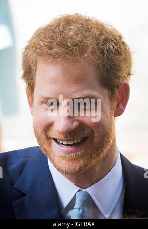 Le prince Harry parle aux membres du public qu'il quitte à la suite d'une visite à la Leeds mène : encourager les jeunes esprits heureux événement, un organisme de bienfaisance juste et discussion de groupe visant à mettre en lumière les questions qui affectent le bien-être mental des jeunes dans la ville et la façon dont les organisations peuvent soutenir les générations futures. Banque D'Images