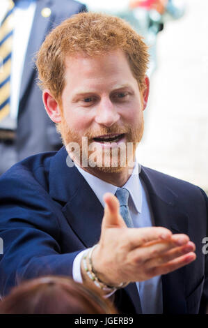 Le prince Harry parle aux membres du public qu'il quitte à la suite d'une visite à la Leeds mène : encourager les jeunes esprits heureux événement, un organisme de bienfaisance juste et discussion de groupe visant à mettre en lumière les questions qui affectent le bien-être mental des jeunes dans la ville et la façon dont les organisations peuvent soutenir les générations futures. Banque D'Images