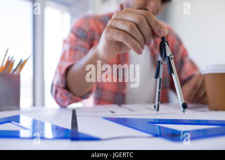 Sur le plan de travail de l'architecte masculins sur table à dessin in office Banque D'Images