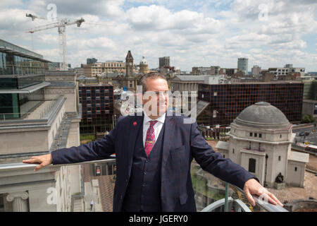 Birmingham City Council Chef Cllr John Clancy photographié dans le jardin de la bibliothèque donnant sur le centre de Birmingham Birmingham Banque D'Images