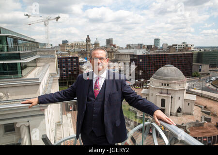 Birmingham City Council Chef Cllr John Clancy photographié dans le jardin de la bibliothèque donnant sur le centre de Birmingham Birmingham Banque D'Images