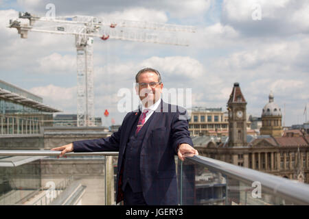 Birmingham City Council Chef Cllr John Clancy photographié dans le jardin de la bibliothèque donnant sur le centre de Birmingham Birmingham Banque D'Images