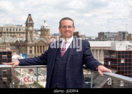 Birmingham City Council Chef Cllr John Clancy photographié dans le jardin de la bibliothèque donnant sur le centre de Birmingham Birmingham Banque D'Images