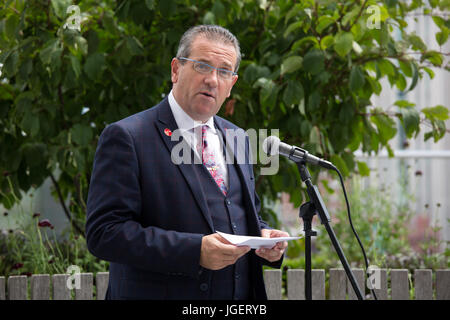 Birmingham City Council Chef Cllr John Clancy photographié dans le jardin de la bibliothèque donnant sur le centre de Birmingham Birmingham Banque D'Images