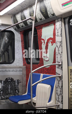 Saint-pétersbourg, Russie, 1 juin 2016, intérieur de la voiture de métro de Saint-Pétersbourg Banque D'Images