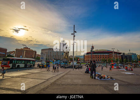 Plaça d'Espanya, également connu sous le nom de Plaza de Espana, est l'une des plus importantes places de Barcelone. Banque D'Images