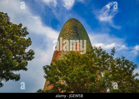 Le gratte-ciel moderne a été renommée Torre Agbar gloires en 2017. C'est une tour de 38 étages dans le centre de Barcelone, Espagne Banque D'Images