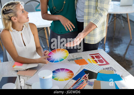 Les cadres supérieurs à la couleur au bureau de swatch de l'ombre Banque D'Images