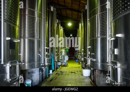 Rangées de tonneaux de vin en métal dans une cave Banque D'Images