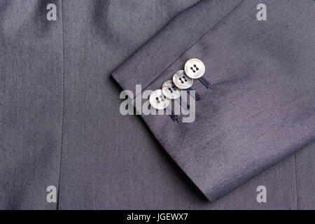 Quatre boutons sur un manchon gris veste d'affaires close up Banque D'Images